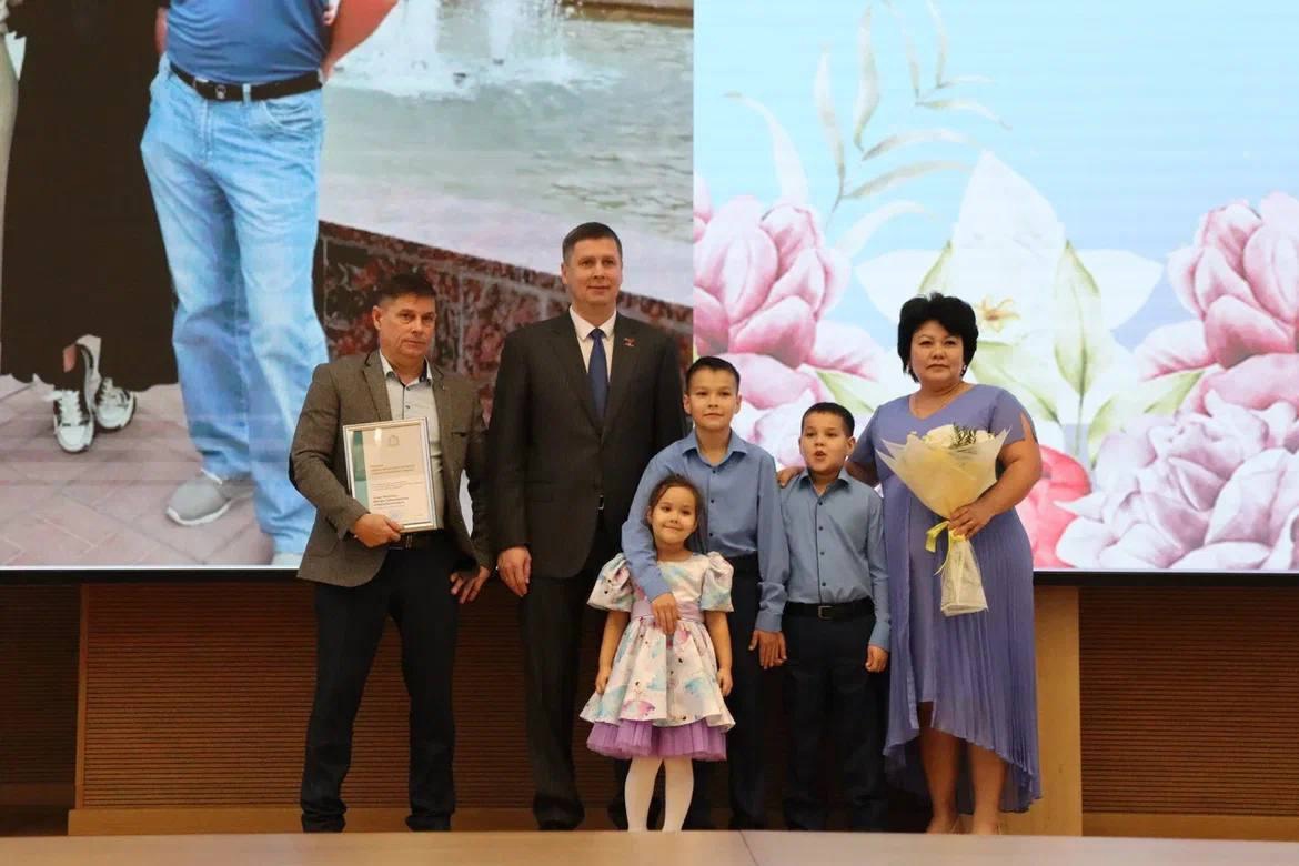 В Нижегородском Кремле наградили многодетных мам, заслуженных родителей и социально активные семьи